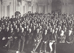 Zdjęcie archiwalne. Widok na salę wypełnioną uczestnikami spotkania