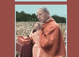 Okładka płyty DVD na której uwidoczniono zdjęcie prymasa Wyszyńskiego na tle tłumu ludzi