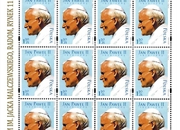 Zestaw identycznych znaczków z wizerunkiem papieża Jana Pawła II