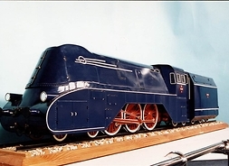 Model pociągu. Lokomotywa z wagonem