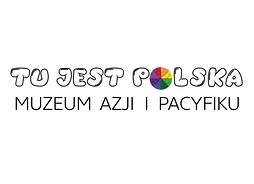 Napis Tu jest Polska Muzeum Azji i Pacyfiku. W słowie Polska litera o jest zastąpiona kolorowym kołem podzielonym na 8 części, w które wpisana jest mapa Polski