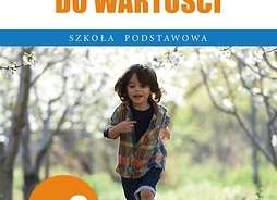 Okładka książki, na której uwidoczniono dziecko biegnące przez wiosenny sad