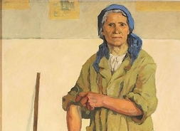Portret przedstawiający starszą kobietę podwijającą rękaw fartucha, w chustce na głowie. W tle oparta o ścianę stoi szczotka do zamiatania na długim kiju oraz szufelka.