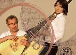 Kobieta z lutnią stoi obok siedzącego mężczyzny, trzymającego instrument muzyczny.