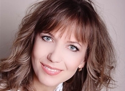 Zdjęcie portretowe uśmiechniętej śpiewaczki Natalii Pasiecznik.
