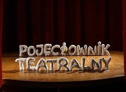 Scena teatralna z odsłoniętą kutyną. Na scenie ustawiono napis Pojęciownik teatralny.