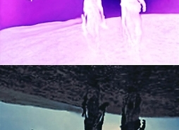 Praca artystyczna, przedzielona na pół, w górnej części uwidoczniono sylwetki dwóch idących osób, nad nimi leci śmigłowiec. Druga część to ten sam obraz odwrócony do góry nogami.