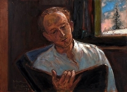 Portret mężczyzny czytającego książkę, którą jedną ręką trzyma przed sobą.