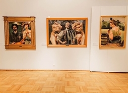 Trzy obrazy Jacka Malczewskiego zawieszone obok siebie na ścianie w muzeum.