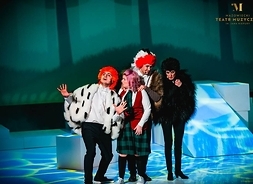 Czworo aktorów w kostiumach scenicznych podczas występu na scenie.