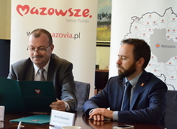 członek zarządu Wiesław Raboszuk i wiceprezydent Michał Olszewski podczas podpisania porozumienia