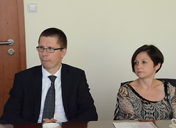 dyrektor Maciej Fijałkowski i naczelnik Agata Wolpe podczas podpisywanego porozumienia