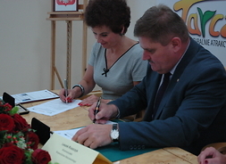 Wicemarszałek Leszek Ruszczyk i burmistrz Tarczyna Barbara Galicz podpisują umowę