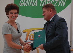 Wicemarszałek Leszek Ruszczyk gratuluje burmistrz Barbarze Galicz podpisanej umowy