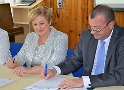 Członek zarządu Wiesław Raboszuk podpisuje umowę