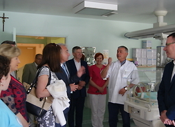 goście zwiedzają oddział położniczo-ginekologiczny