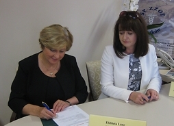 Elżbieta Lanc i Janina Ewa Orzełowska podpisują umowę na unijne dofinansowanie