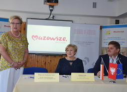 wicemarszałek Leszek Ruszczyk, członek zarządu Elżbieta Lanc oraz dyrektor szpitala Małgorzata Stachurska-Turos podczas podpisywania umowy
