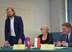 wicemarszałek Leszek Ruszczyk, członek zarzadu Elżbieta Lanc i dyrektor MJWPU Mariusz Frankowski podczas podpisywania umowy
