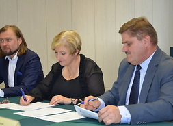 wicemarszałek Leszek Ruszczyk, członek zarzadu Elżbieta Lanc i dyrektor MJWPU Mariusz Frankowski podczas podpisywania umowy