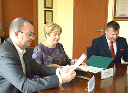 stół prezydialny, od lewej członkowie zarządu i burmistrz Nowego Dworu Mazowieckiego