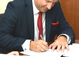 umowę podpisuje burmistrz Jacek Kowalski