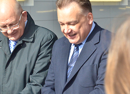 Przecięcie wstęgi. Od lewej przewodniczący rady adzorczej KM Waldemar Kuliński i marszałek Adam Struzik