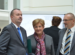 Na zdjęciu od lewej stoją członek zarządu Wiesław Raboszuk, członek zarządu Elżbieta Lanc oraz skarbnik Marek Miesztalski