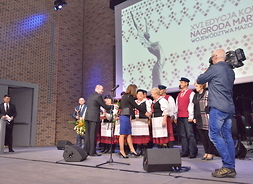 Na scenie Zespół ludowy „Sobótka” z Czarnolasu podczas odbierania nagrody