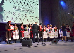 Nagrodę odbiera Zespół Folklorystyczny „Kurpiowszczyzna” - Laureat Nagrody Marszałka Województwa Mazowieckiego