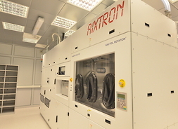 Nowoczesny sprzęt w jednym z laboratoriów znajdujących się w Centrum Grafenu i Innowacyjnych Nanotechnologii