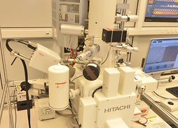 Nowoczesny sprzęt w jednym z laboratoriów znajdujących się w Centrum Grafenu i Innowacyjnych Nanotechnologii