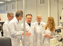 Dr inż. Włodzimierz Strupiński wyjaśnia gościom działanie laboratorium