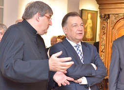 Zwiedzanie ekspozycji. Ks. Mirosław Nowak rozmawia z marszałkiem Adamem Struzikiem