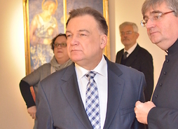 Zwiedzanie ekspozycji. Od lewej na zdjęciu marszałek Adam Struzik i ks. Mirosław Nowak