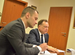 marszałek Adam Struzik i Marcin Wajda p.o. dyrektora departamentu rozwoju regionalnego i funduszy europejskich w trakcie konferencji prasowej na temat środków z UE do wydania w 2016 r.