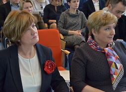 Od lewej siedzą zastępca dyrektora Departamentu Edukacji Publicznej i Sportu Zofia Dembska oraz członkini zarządu Elżbieta Lanc