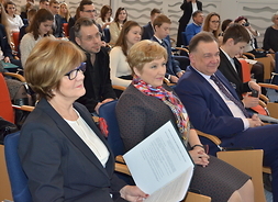 Od lewej siedzą: zastępca dyrektora Departamentu Edukacji Pulbicznej i Sportu Zofia Dembska, członkini zarządu Elżbieta Lanc oraz marszałek Adam Struzik