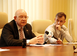 sekretarz województwa Waldemar Kuliński wyjaśnia cel organizowania zakupów wspólnych