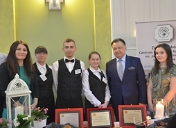 uczniowie zespołu szkół CKR w Golądkowie z marszałkiem