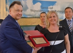 wręczanie nagrody producentowi: Zaścianek Polski Bożena Polak-Stojanova