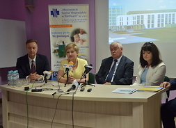 konferencja prasowa, przemawia członkini zarządu województwa mazowieckiego Elżbieta Lanc  - aby pobrać zdjęcie kliknij w prawy górny róg