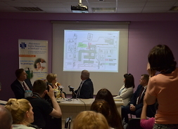 konferencja prasowa, widok slajdu przedstawiajacego plan centrum onkologii  - aby pobrać zdjęcie kliknij w prawy górny róg