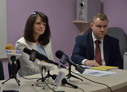 wicemarszałkini Ewa Orzełowska i dyrektor szpitala  - aby pobrać zdjęcie kliknij w prawy górny róg