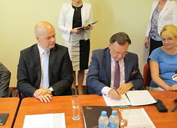 Marszałek Adam Struzik podpisuje umowy w ramach RPO WM 2014-2020
