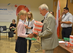 nagrodę za II miejsce odbiera Patrycja Starzyńska z Zespołu Szkół Publicznych w Mrokowie