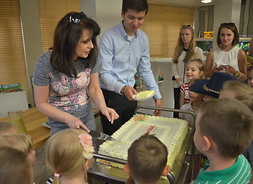 Wicemarszałek Janina Ewa Orzełowska dzieli tort pomiedzy dzieci Dzieci z wyróżnionego przedszkola odbierają nagrodę - - aby pobrać kliknij w prawy górny róg