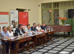 stół prezydialny, podpisanie umów z powiatem płockim w ramach RPO WM