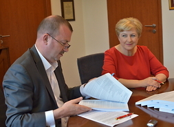 Wicemarszałek Wiesław Raboszuk i Elżbieta Lanc członek zarządu województwa mazowieckieg podpisują umowy