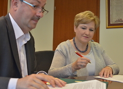 wicemarszałek Wiesław Raboszuk i Elżbieta Lanc członek zarządu województwa mazowieckiego podpisują umowy